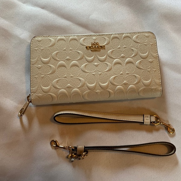 🎉Host Pick🎉 NWT White Embossed Coach Wallet  / Wristlet in White with Bo… - Picture 5 of 15